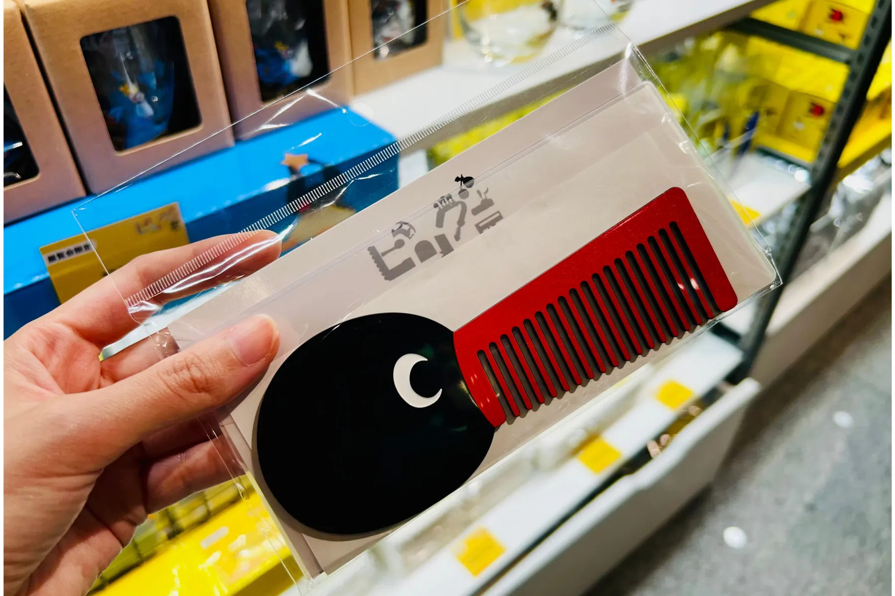 ＜可愛いだけじゃない！？ピングー展＞「ヘアコーム」（2,310円）（2026年撮影：レッツエンジョイ東京編集部）