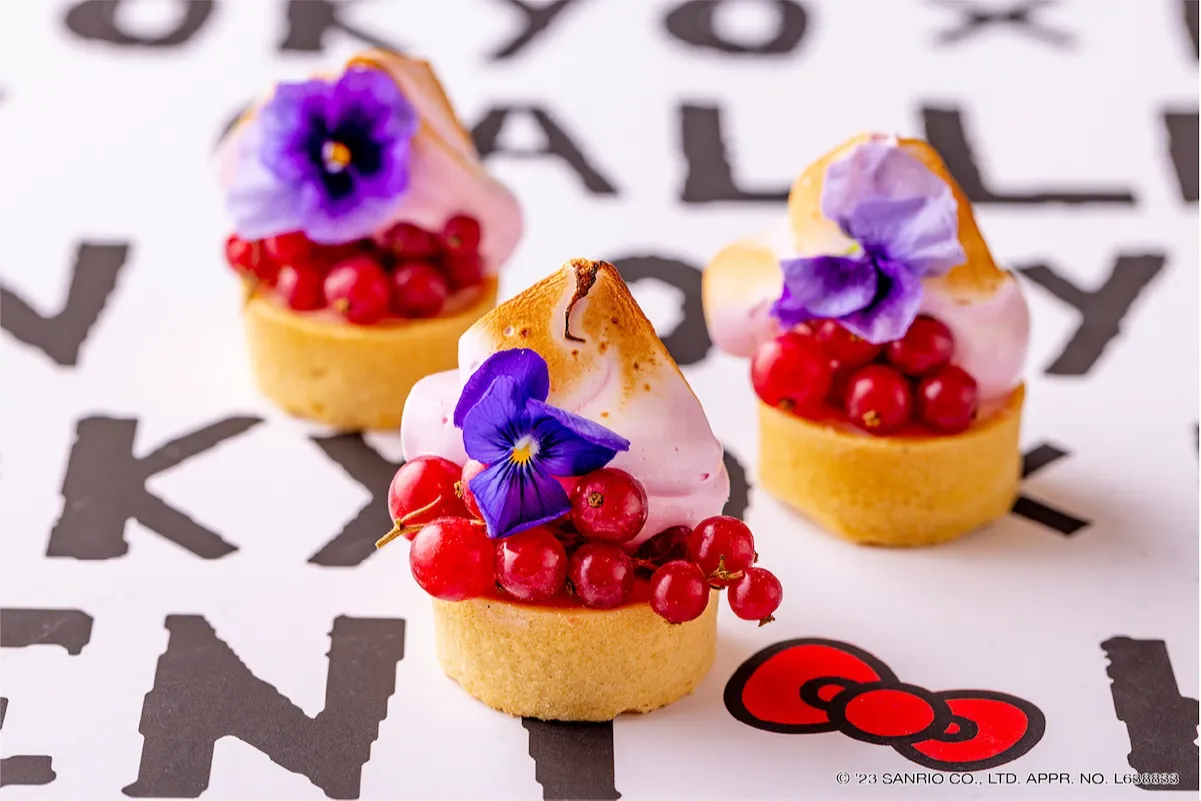 レア　ハローキティ　フルーツ　パフェ　ボールチェーン　クールスイーツ ハローキティカフェ」そごう千葉に限定オープン、オリジナル