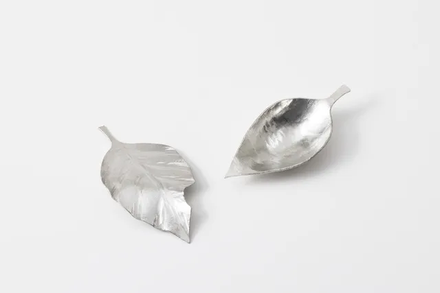能作による「錫（すず）の葉っぱの小皿」作り