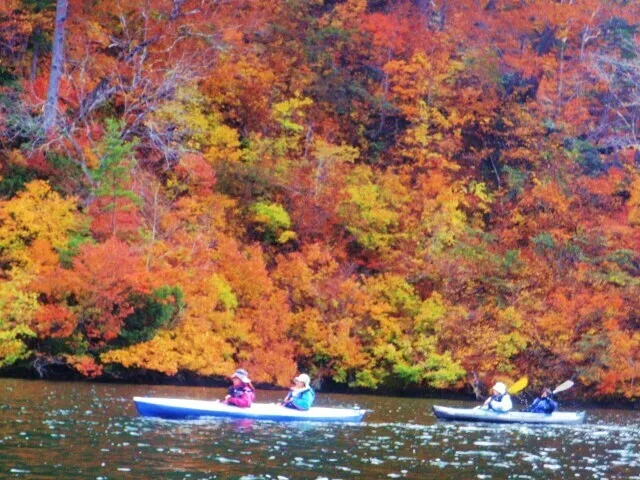 群馬みなかみ・奥利根湖「レイクカヌーカヤック旅」紅葉名所・秋の絶景ツアー