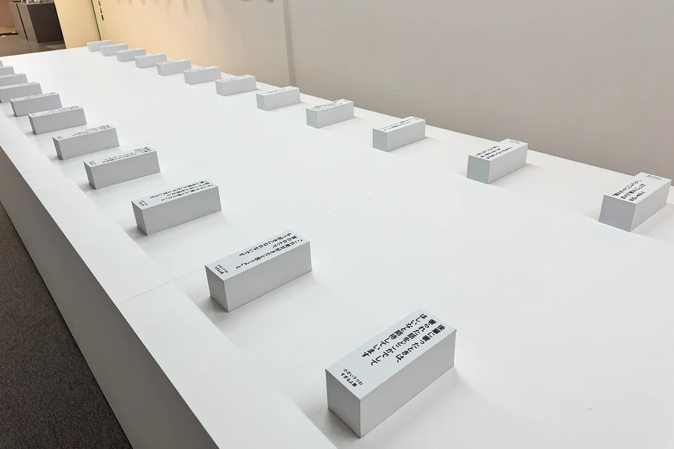 ＜小さいすぎるよ展＞小さいうつわすぎるよ展の展示内容（2026年撮影：レッツエンジョイ東京編集部）