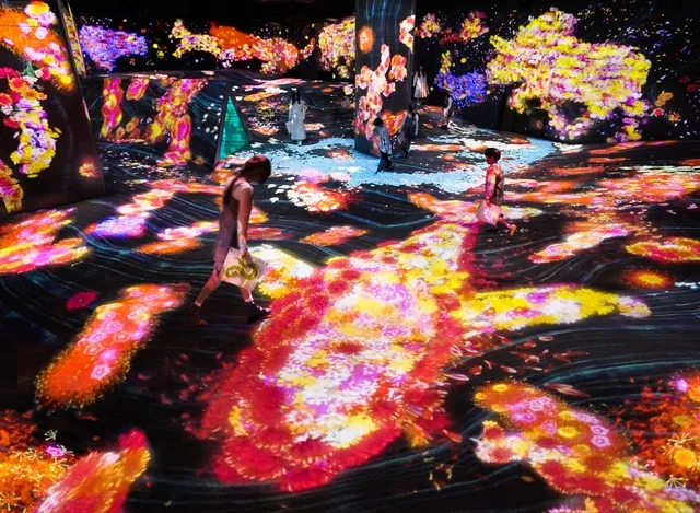 「チームラボフォレスト 福岡 － SBI証券」が秋の景色に