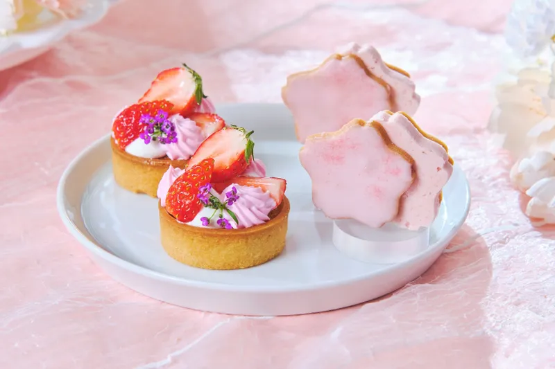 ・いちごのタルト　・・桜餡バターのクッキーサンド　