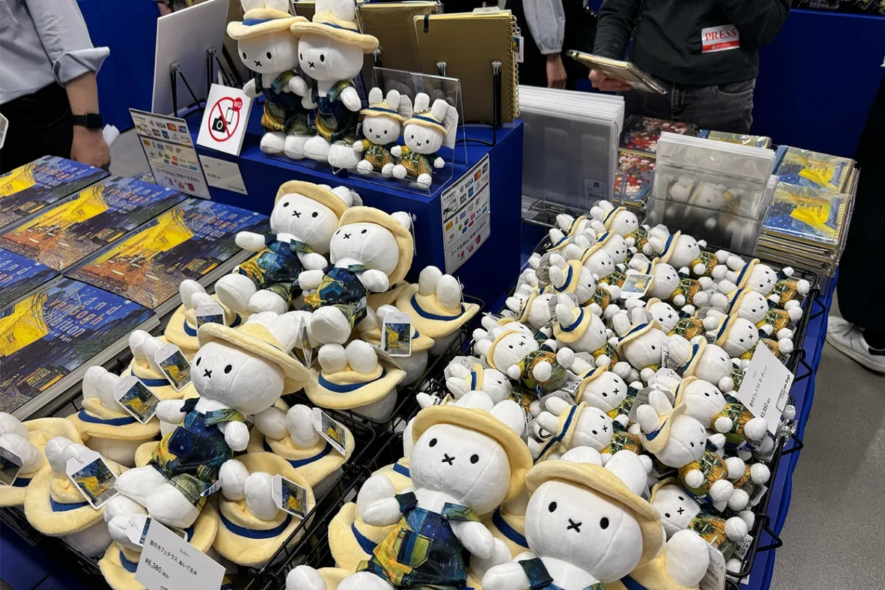 ＜大ゴッホ展　夜のカフェテラス＞ミッフィー　夜のカフェテラスぬいぐるみ（2026年撮影：レッツエンジョイ東京編集部）