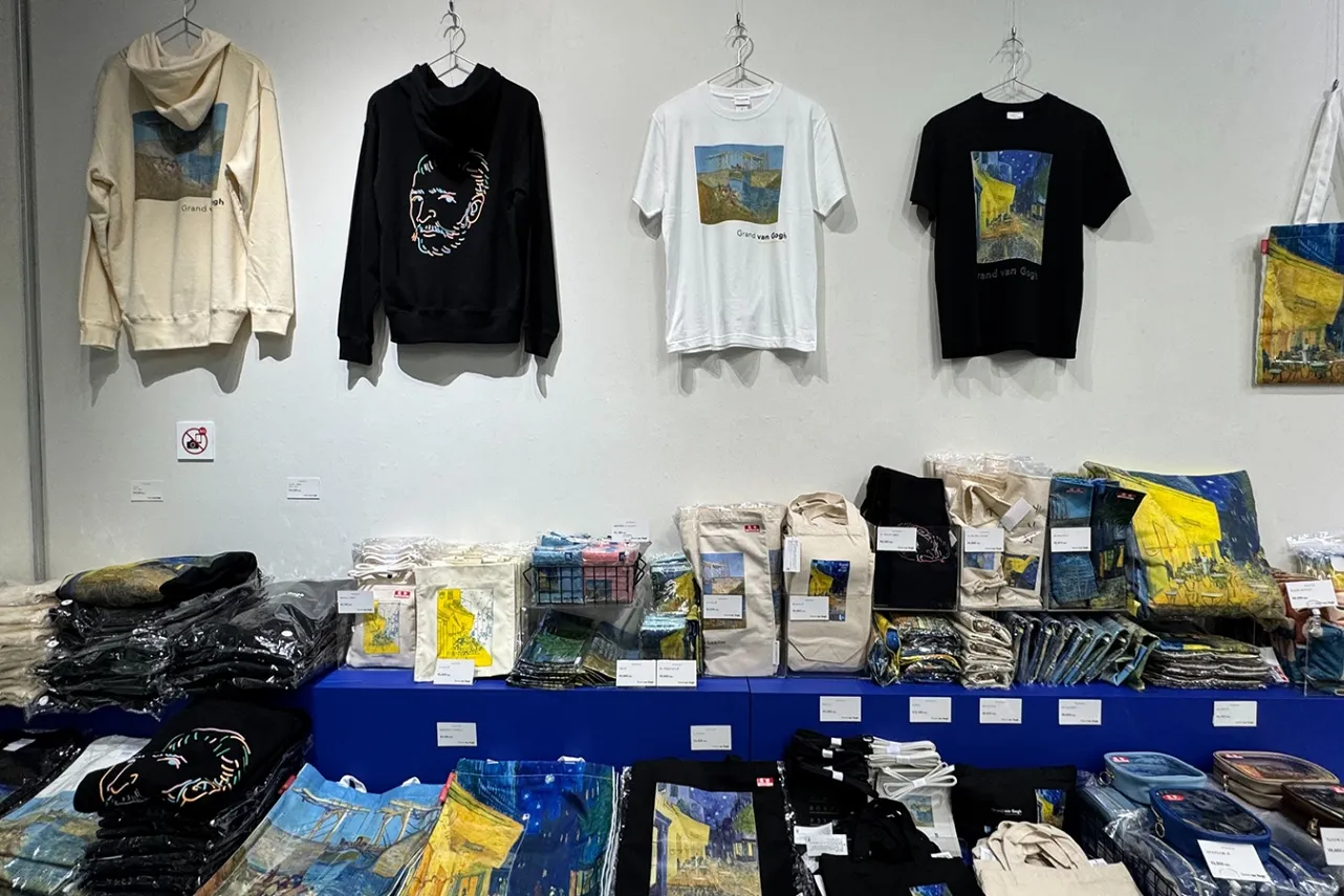 ＜大ゴッホ展　夜のカフェテラス＞Ｔシャツ、トートバッグなど（2026年撮影：レッツエンジョイ東京編集部）