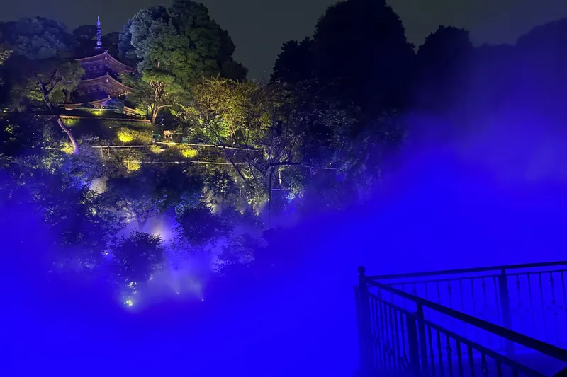 ＜「東京雲海－八雲－」×「TOKYO MOON」＞庭園演出（2026年撮影：レッツエンジョイ東京編集部）