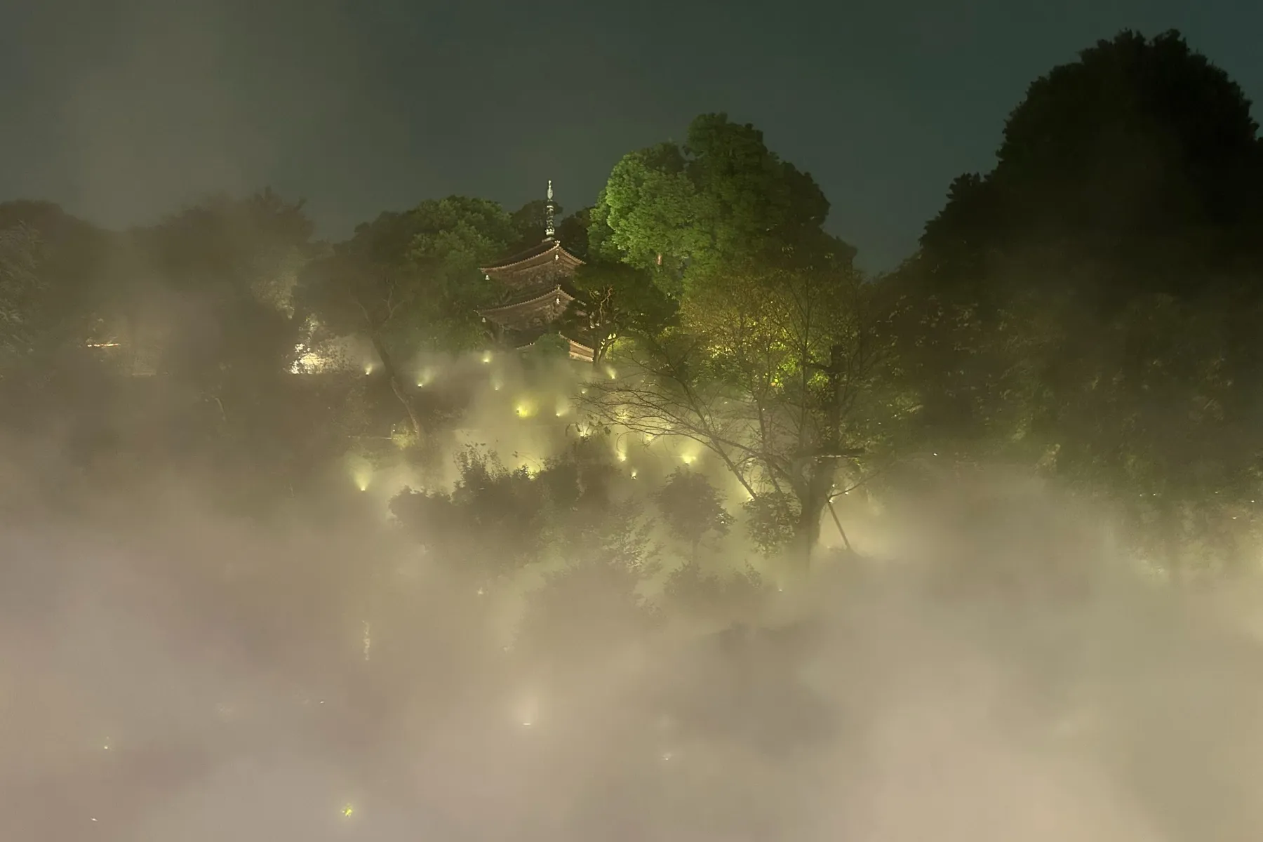 ＜「東京雲海－八雲－」×「TOKYO MOON」＞庭園演出（2026年撮影：レッツエンジョイ東京編集部）