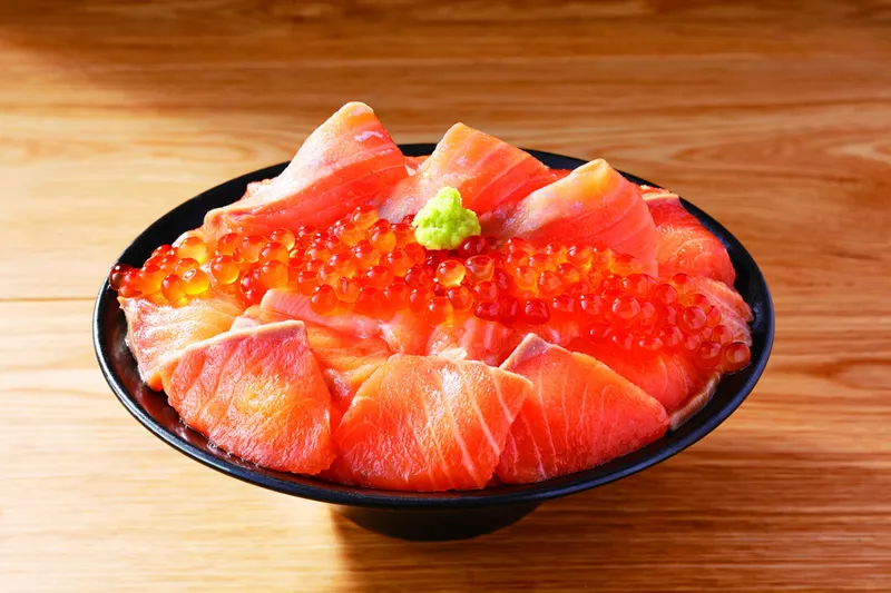 【2週目　10月29日（水）～11月4日（火）】新宿高島屋初登場　[サーモン食堂]蝦夷サーモン・セレブサーモン２種食べ比べいくら丼（1人前）2,629円