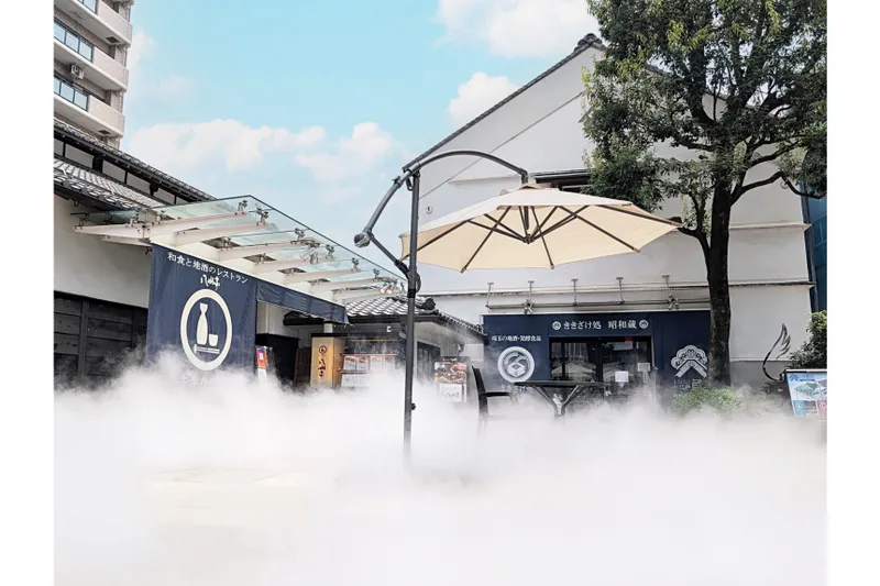 国の有形登録文化財である蔵を幻想的に包み込むミストはまるで夏の雲海