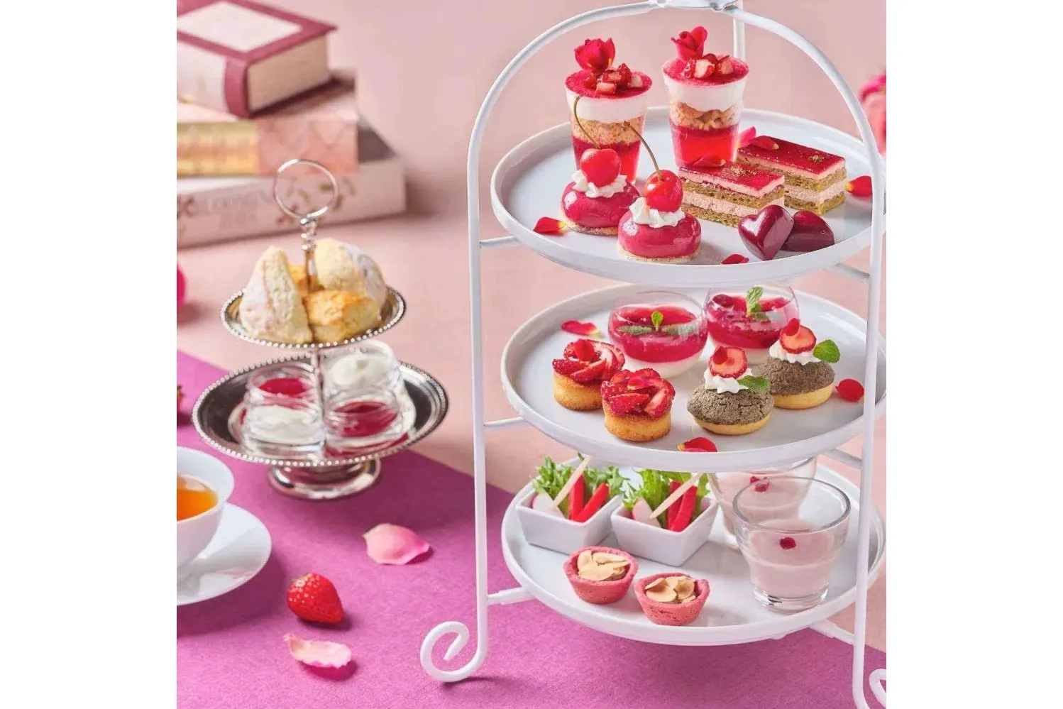 バラ香るいちごのアフタヌーンティー【大宮璃宮 四季庭】