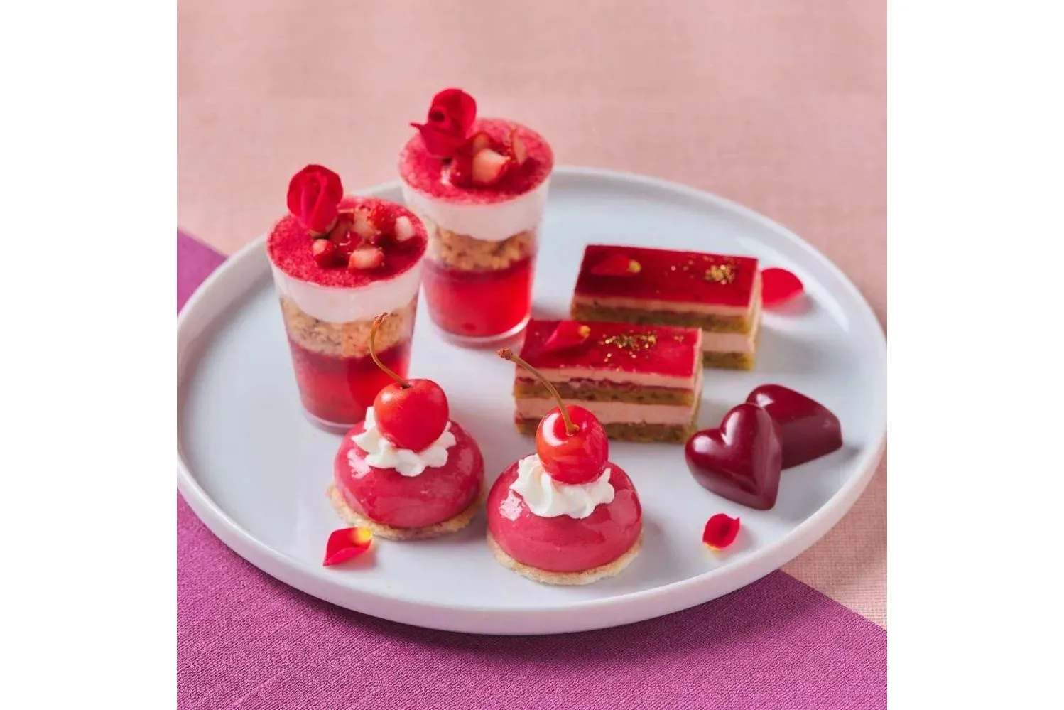 バラ香るいちごのアフタヌーンティー【大宮璃宮 四季庭】