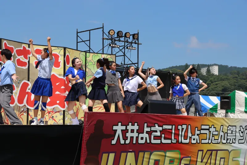 毎年熱いダンスが披露される