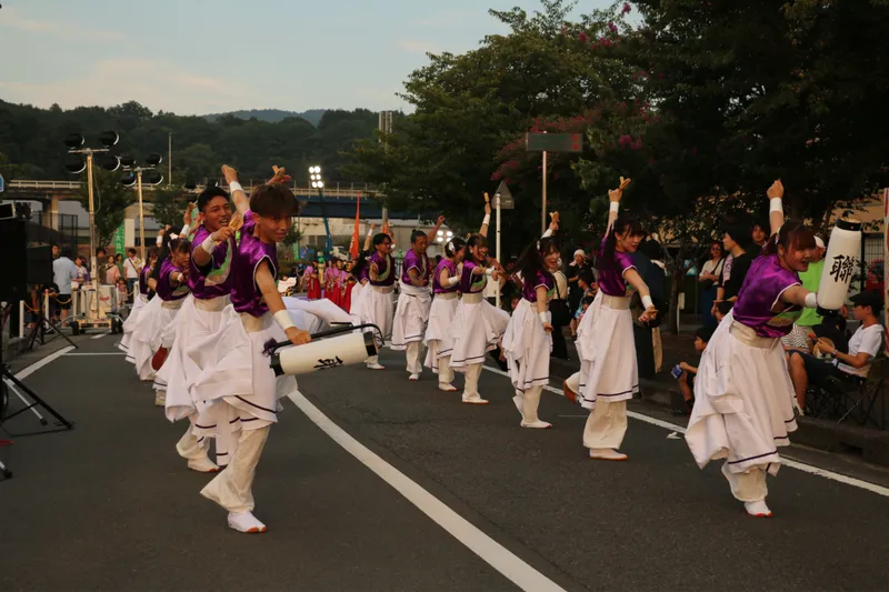 ステージだけでなく流し踊りも見どころ