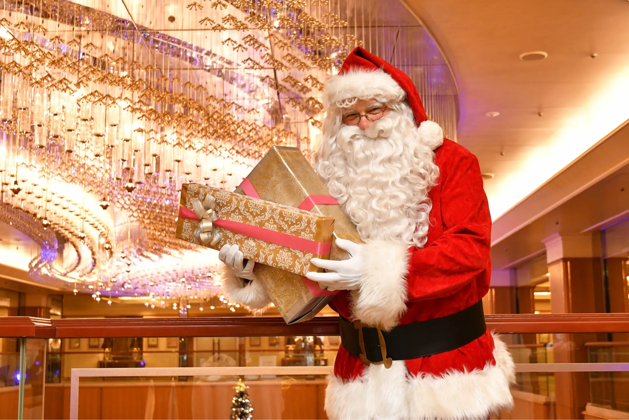 ルブタン　サンダル　赤　ヒール　アメリカ　クリスマス　デート　会食　仕事 クリスチャン ルブタン24年秋冬ウィメンズシューズ、夕日
