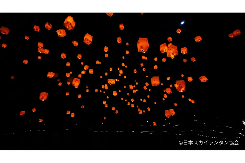 紐付きLEDスカイランタン。打ち上げ後は持ち帰ることができます。