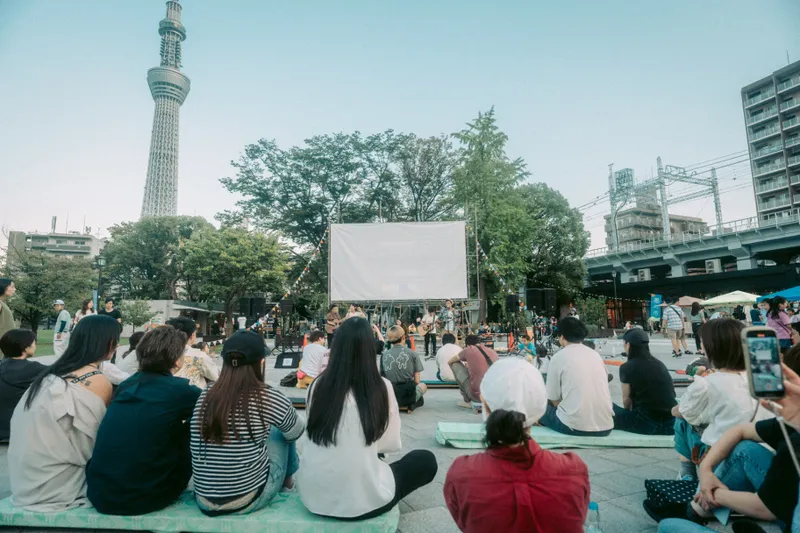 多様な出演者による音楽ライブ風景