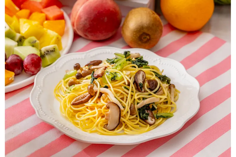 信州野沢菜ときのこのパスタ（長野）【ランチ・ブランチ限定】「日本三大漬物」の一つ、シャキシャキとした食感と酸味が特徴の野沢菜を使った和風パスタです