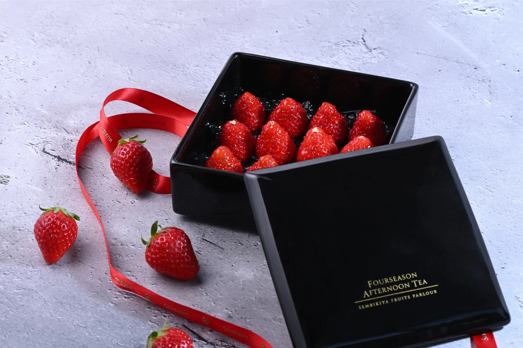 フォーシーズンアフタヌーンティー プレミアムストロベリーバージョン【千疋屋総本店 日本橋本店フルーツパーラー】_2