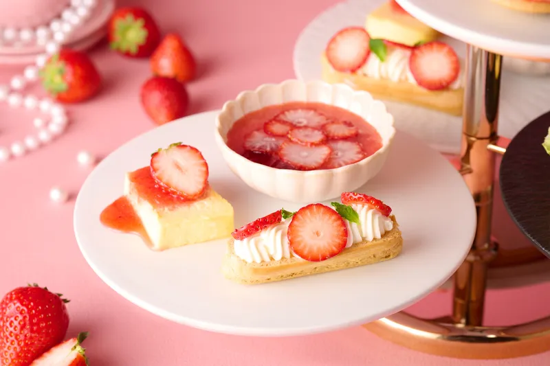 （左）「ゆめのか」とチーズケーキ（右）「とちあいか」のエクレア（奥）「紅ほっぺ」のクーリーとローズヒップティーゼリー