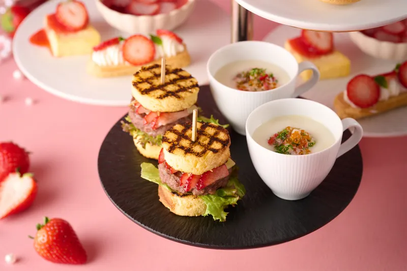 （左）「紅ほっぺ」のブリオッシュバーガー（右）「とちあいか」とフレンチキャビアの新玉ねぎ冷製ポタージュ
