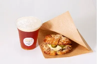 POSTi coffee stand  フィンランド産クラフトビール／シナモンロールサンド