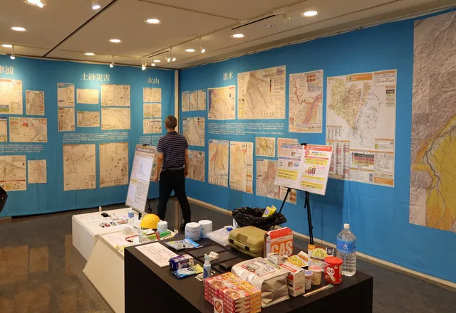 土砂災害防止月間特別展「防災グッズとハザードマップ」