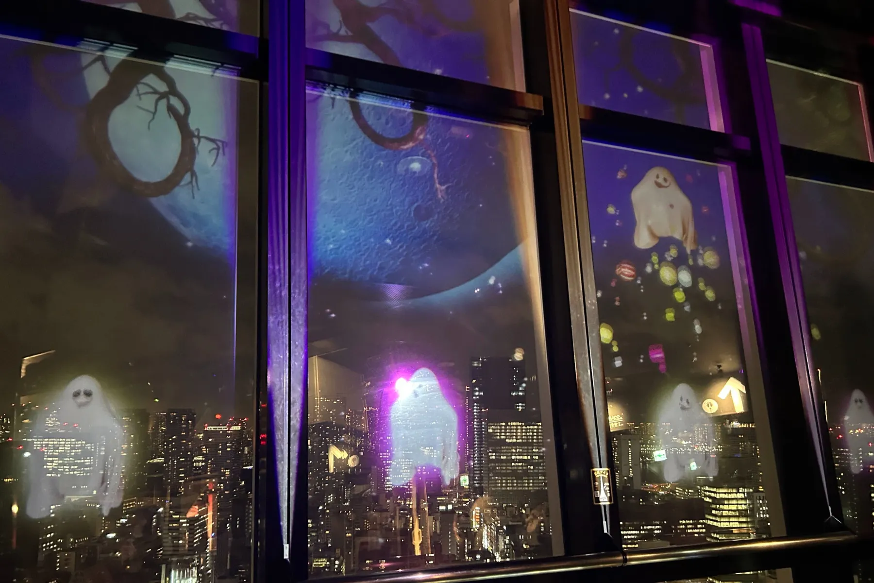 ＜TOKYO TOWER CITY LIGHT FANTASIA ～Halloween party 2026～＞プロジェクションマッピング（2026年撮影：レッツエンジョイ東京編集部）