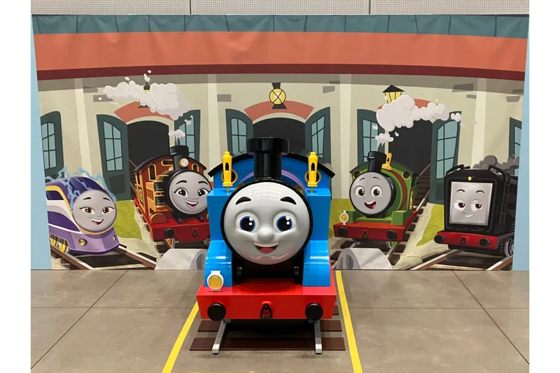 ティドマス機関庫：トーマスとなかまたちがお出迎え! 一緒に写真を撮ろう!