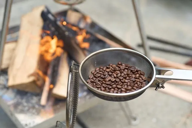 火起こしから体験できる「珈琲の焚火焙煎」