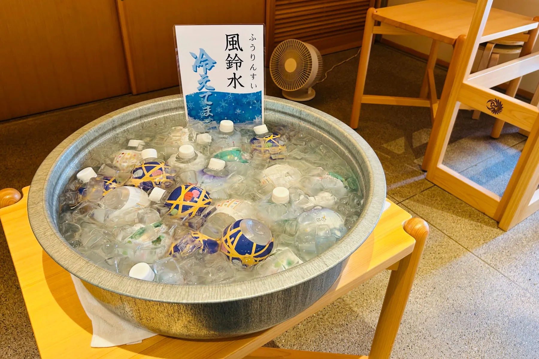 ＜川越氷川神社 縁むすび風鈴＞境内の氷川涼風荘にて販売されている風鈴水（2026年撮影：レッツエンジョイ東京編集部）