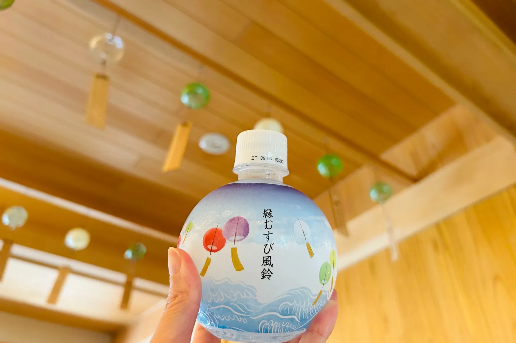 ＜川越氷川神社 縁むすび風鈴＞境内の氷川涼風荘にて販売されている風鈴水（2026年撮影：レッツエンジョイ東京編集部）