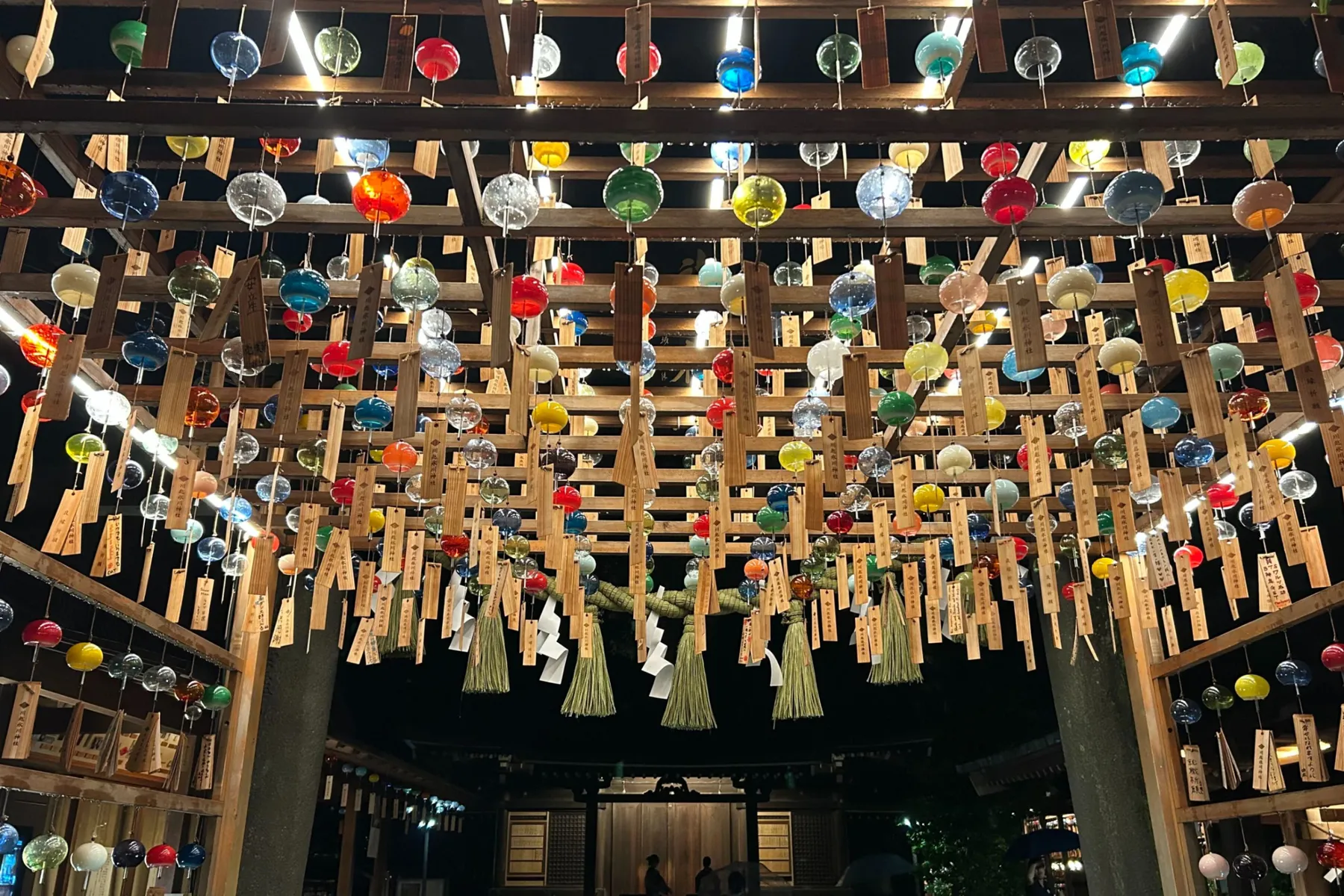＜川越氷川神社 縁むすび風鈴＞境内に飾られた風鈴(昼の様子)（2026年撮影：レッツエンジョイ東京編集部）