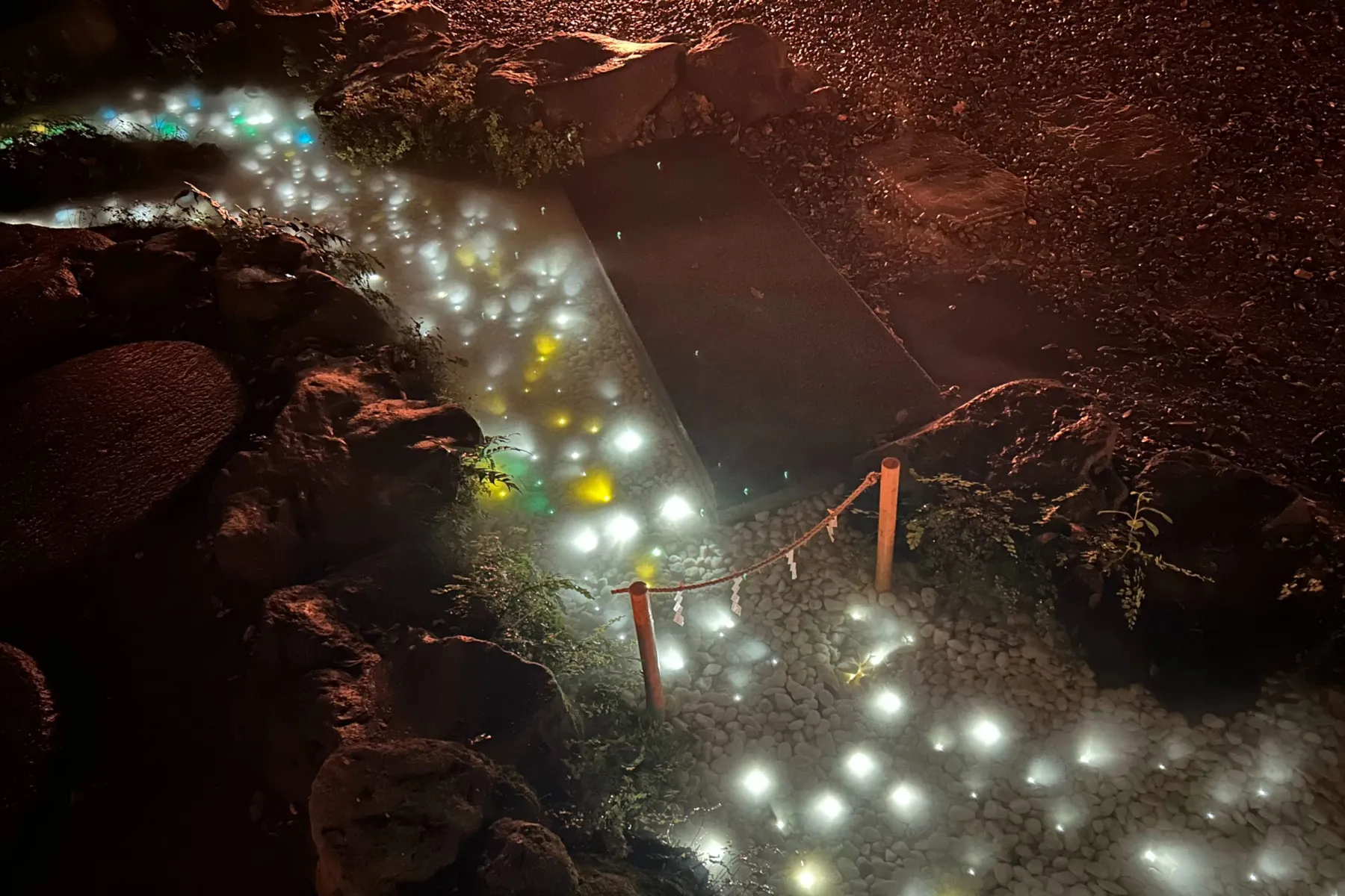 ＜川越氷川神社 縁むすび風鈴＞光る川(夜の様子)（2026年撮影：レッツエンジョイ東京編集部）