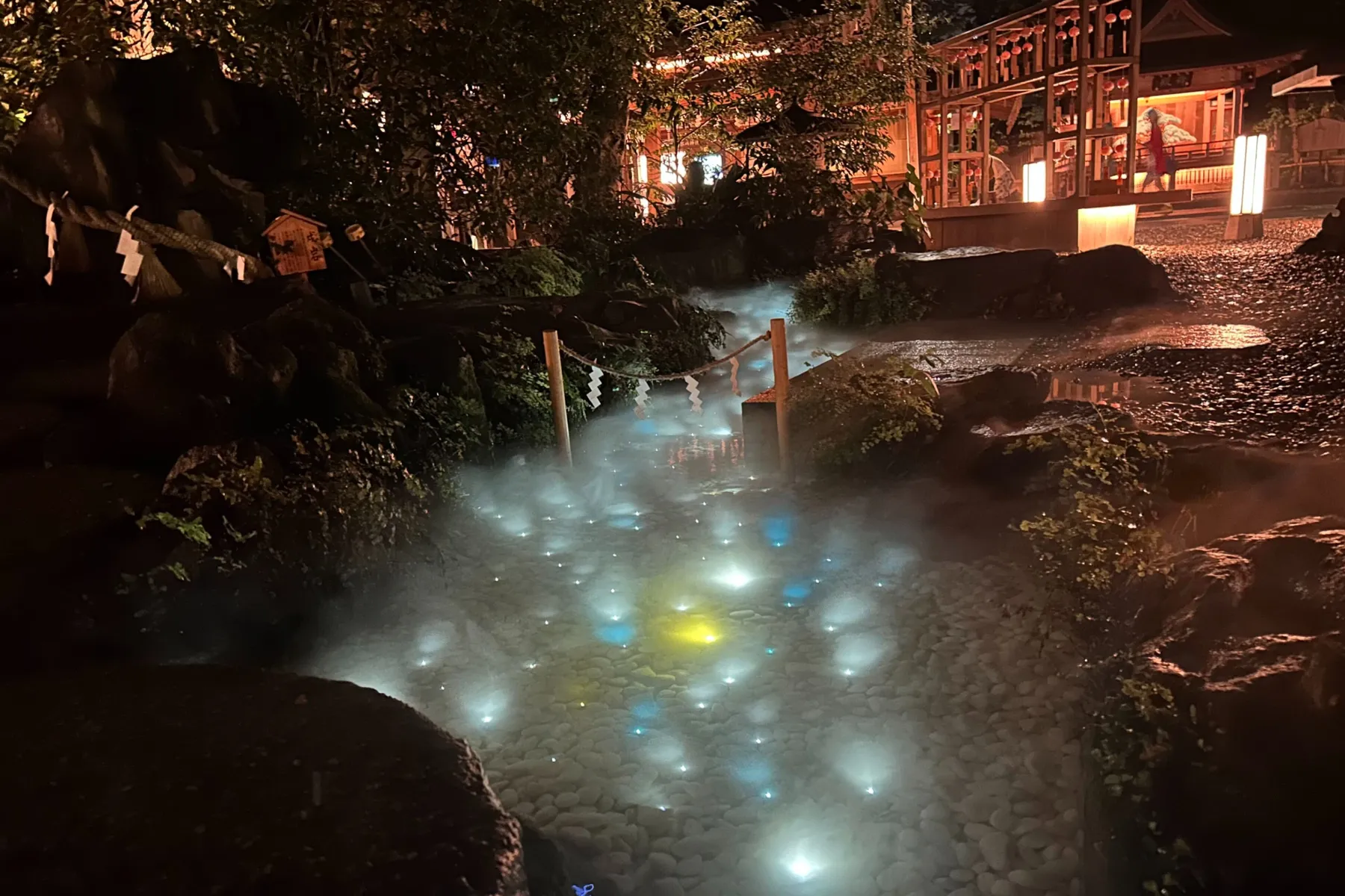 ＜川越氷川神社 縁むすび風鈴＞光る川(夜の様子)（2026年撮影：レッツエンジョイ東京編集部）