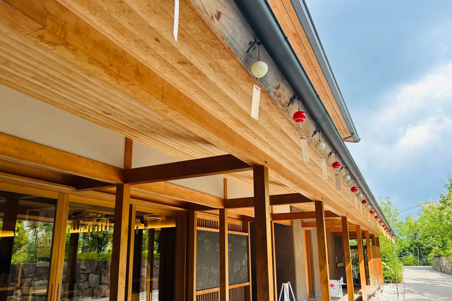 ＜川越氷川神社 縁むすび風鈴＞境内の氷川涼風荘前に飾られた風鈴(昼の様子)（2026年撮影：レッツエンジョイ東京編集部）