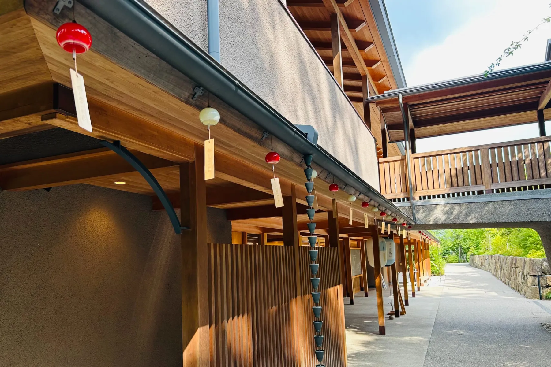 ＜川越氷川神社 縁むすび風鈴＞境内の氷川涼風荘前に飾られた風鈴(昼の様子)（2026年撮影：レッツエンジョイ東京編集部）