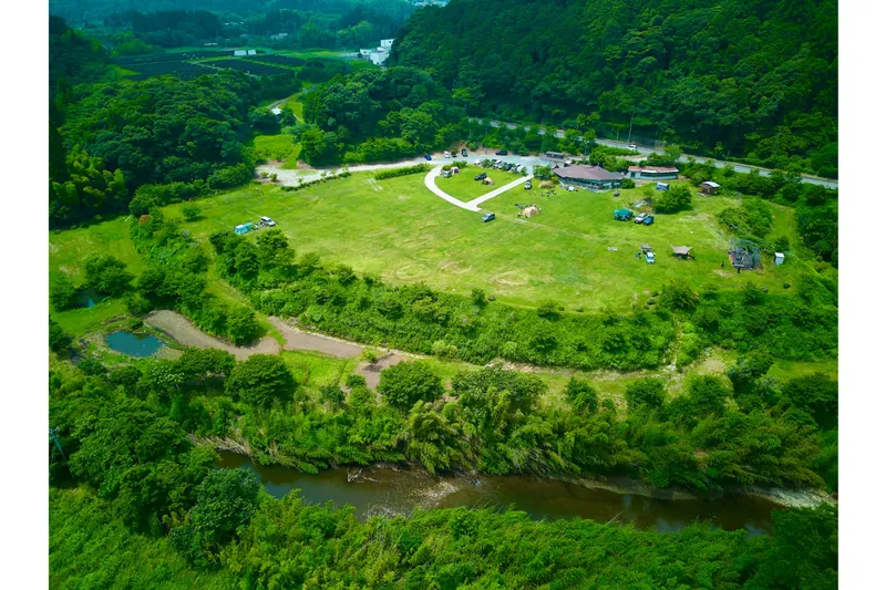広大な天然芝が広がるフリーサイトキャンプ場