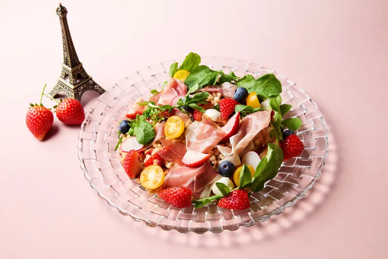 フランス産生ハムといちごのサラダ  <フランス全土>生ハムと甘酸っぱいいちごの前菜