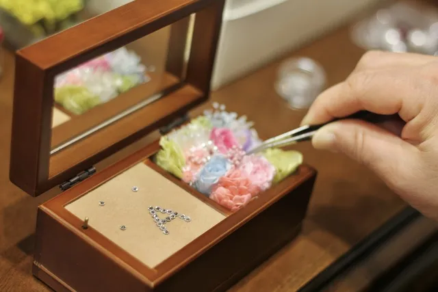 オルゴールを彩る プリザーブドフラワー体験