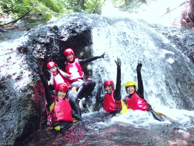 四万温泉近くで渓谷探検アドベンチャー「きらきらキャニオン」晩夏～秋の彩り自然体験ツアー