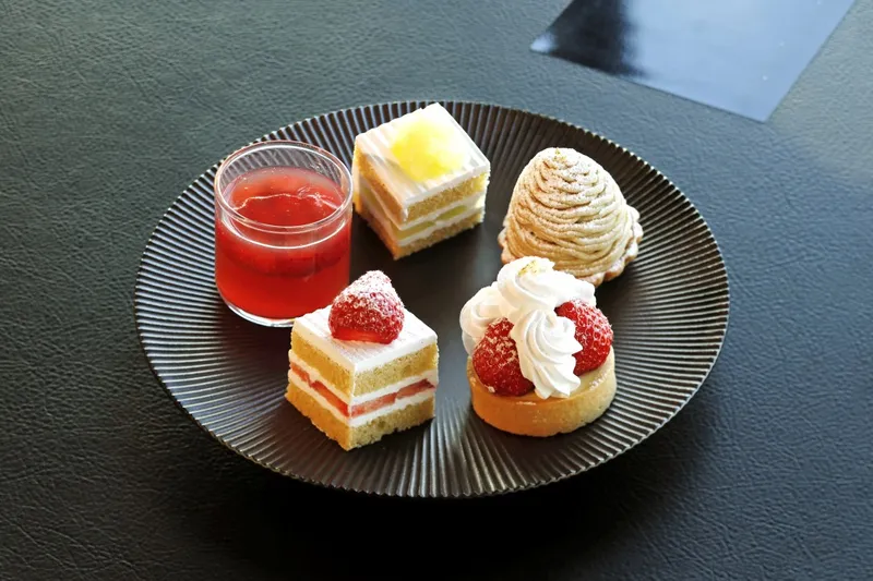 (手前より時計回りに)新あまおうタルト、新スーパーあまおうショートケーキ、あまおうゼリー、スーパーメロンショートケーキ、モンブラン　※1月中は『スーパーモンブラン』2月からは『新モンブラン』