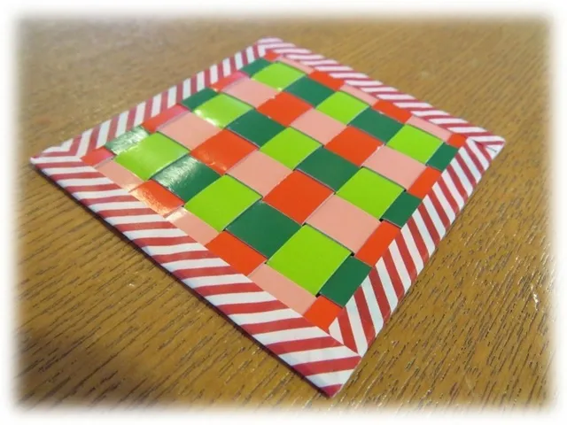 ボランティアさんの教室　わくわくかがくひろば　紙でコースターをつくろう