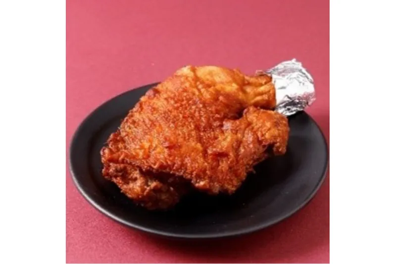 〈赤坂飯店〉骨付きチキンの唐揚げ（１本）　１,２９６円