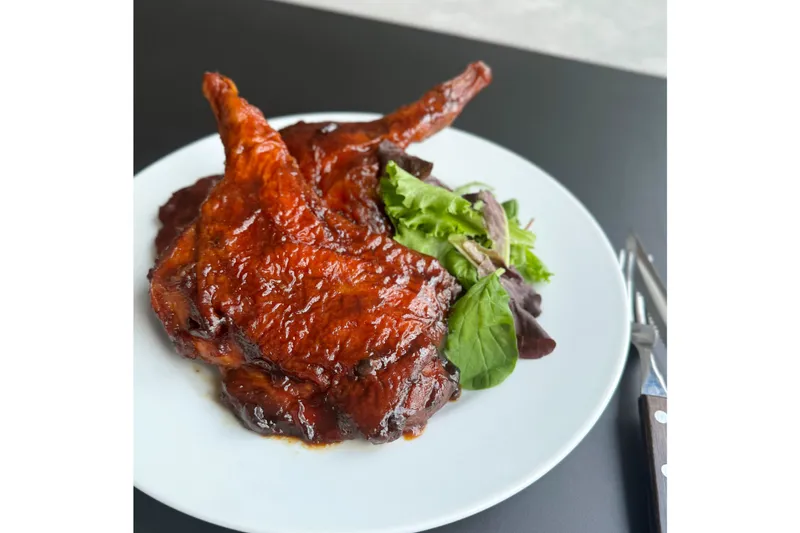 〈ｅａｓｈｉｏｎ（イーション）〉岩手県産菜彩鶏の照焼き仕立てもも肉のローストレッグ（１本）　１,３００円