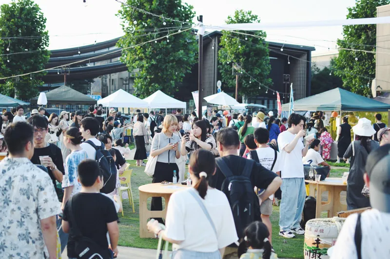 地元の住民だけでなく近隣エリアからも大勢の来場者が集まる（みどりまち盆踊り2024の様子）