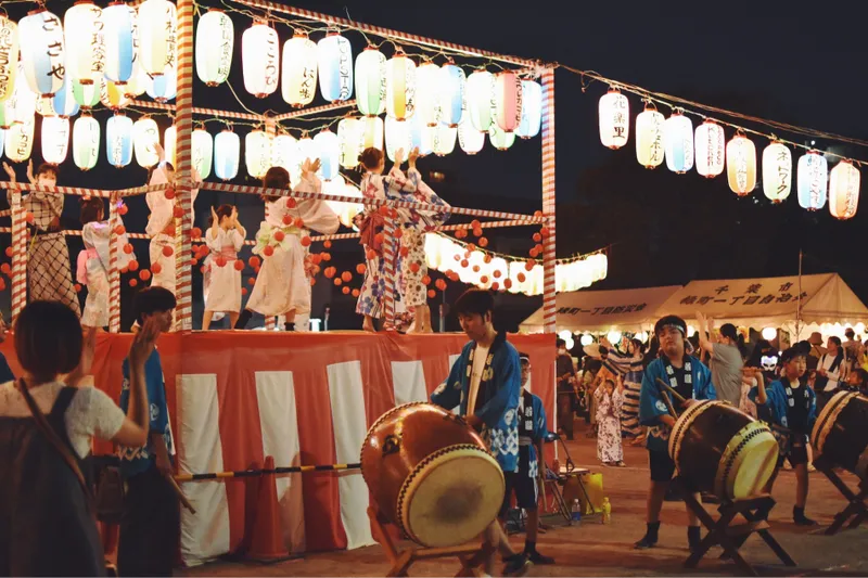 長年続く盆踊りの会場で太鼓演奏を担当するのはみどり子供会を中心としたメンバー（みどりまち盆踊り2024の様子）