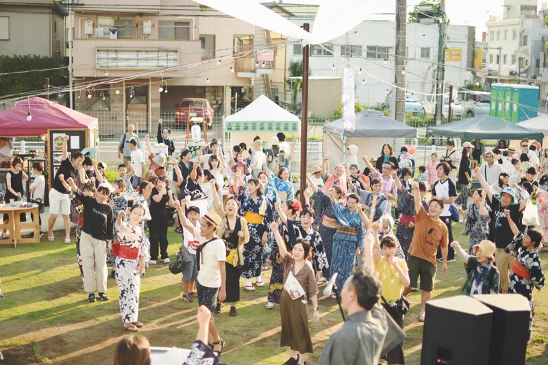 イマジン盆踊り部のパフォーマンスで一体になる来場者たち（みどりまち盆踊り2024の様子）