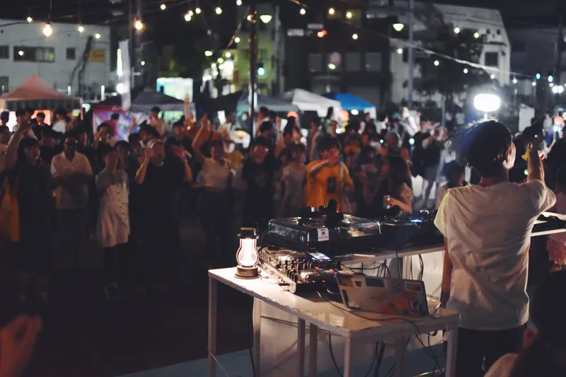 緑町にゆかりのあるDJたちも会場を盛り上げる（みどりまち盆踊り2024の様子）