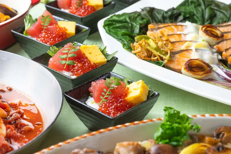 マグロといくらのプチどんぶり　山わさび がごめ昆布 をお好みで