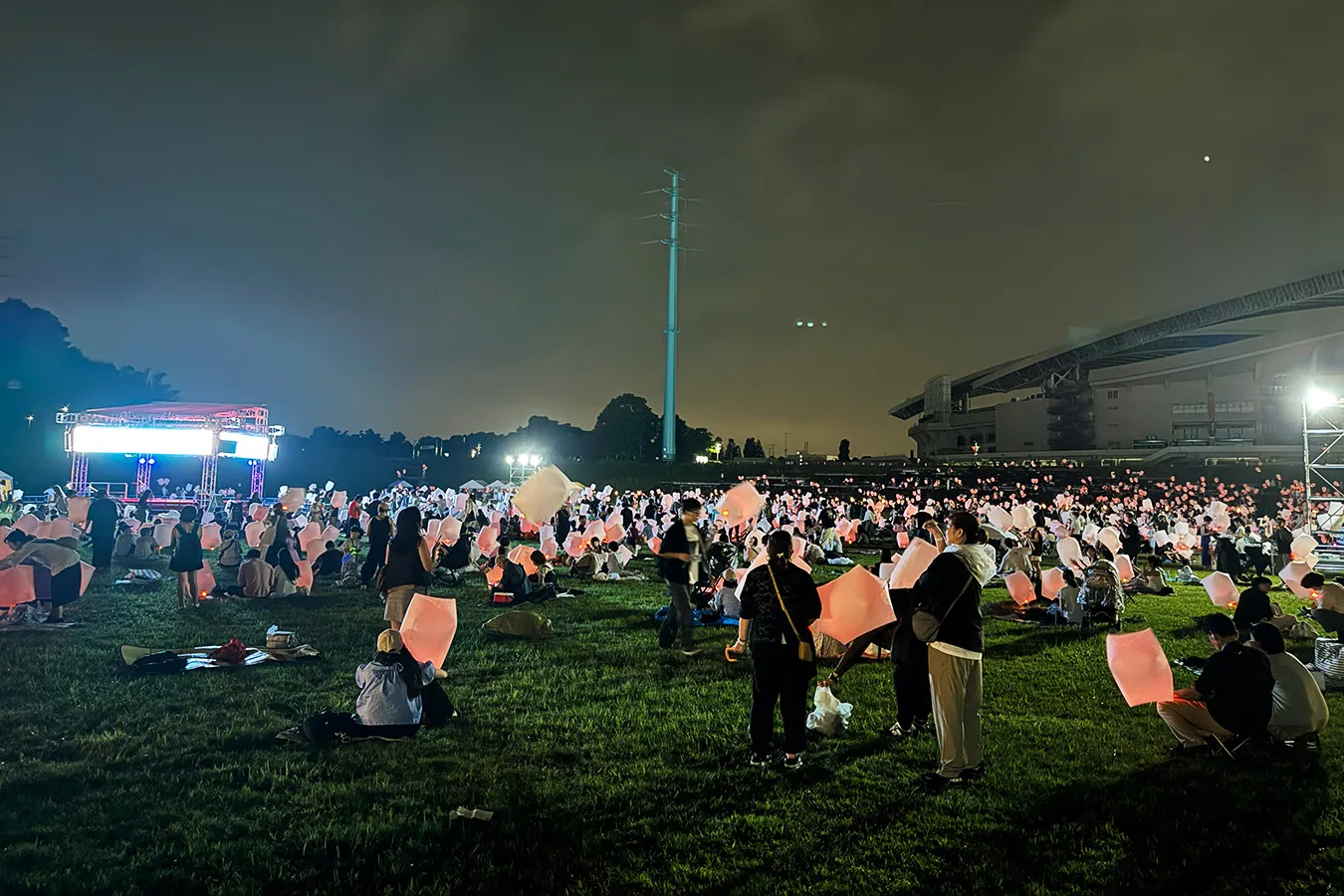 ＜七夕スカイランタン祭り＞ランタンリリースまで待機する来場者の様子（2026年撮影：レッツエンジョイ東京編集部）